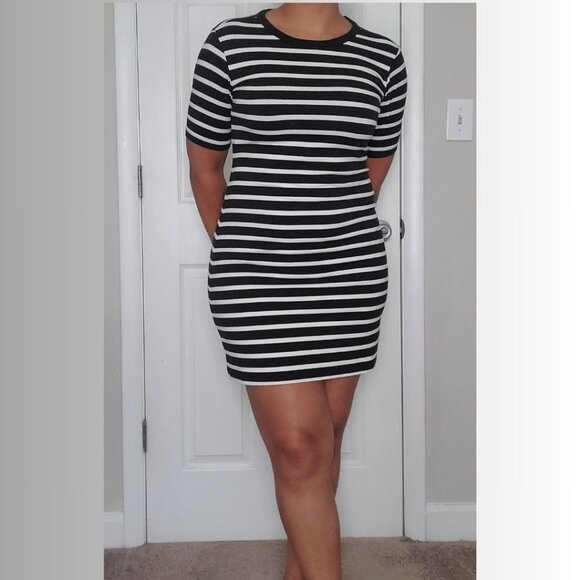 OLD NAVY BLACK & WHITE T-SHIRT DRESS - Picture 1 of 4